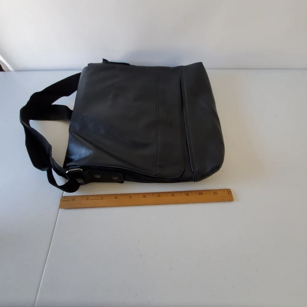 Kenneth Cole Reaction Messenger Bag Textured Black Carry All Travel Commute
